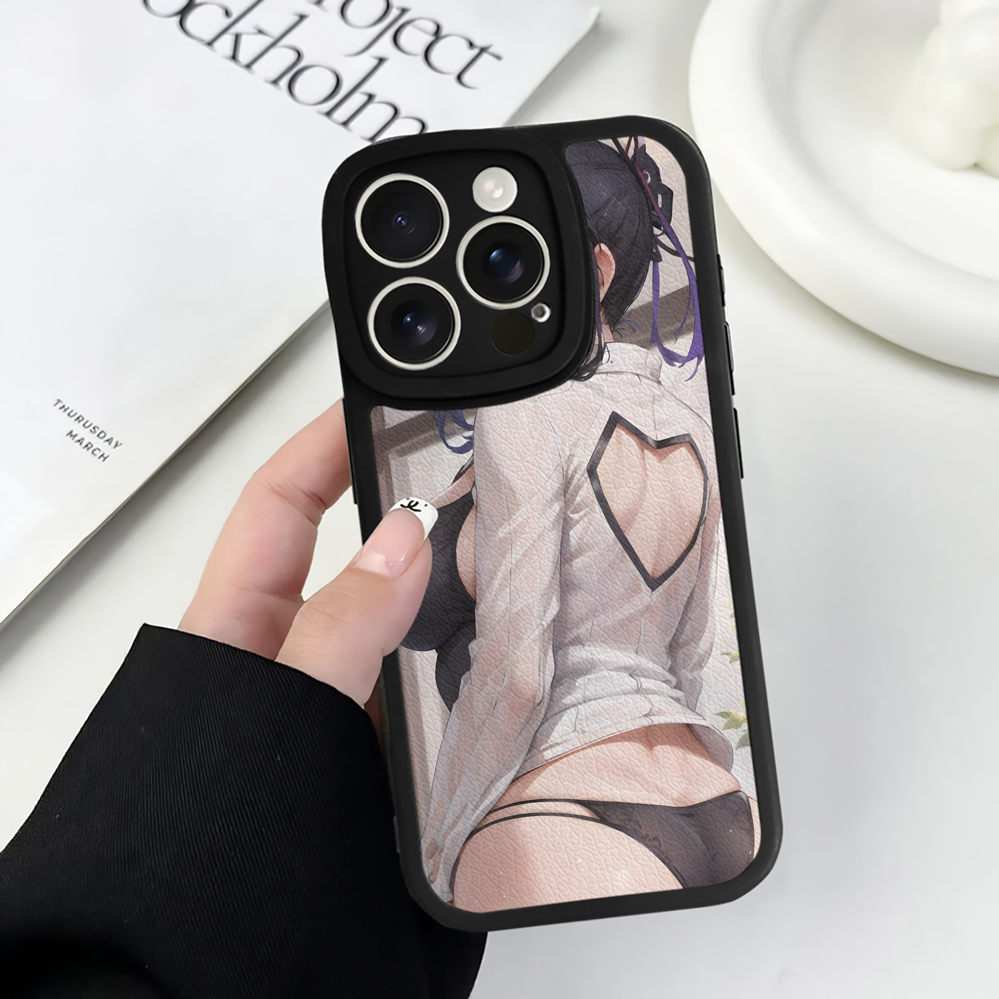 （画像用） 鬼滅の刃（きめつのやいば）蟲柱-胡蝶 しのぶ／こちょう しのぶ Kochou Shinobu 【iPhone 16シリーズ対応】シリコンスマホケース（レザー調） 材質：シリコン
